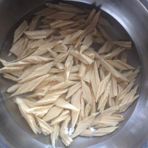 开水中焯烫3分钟。