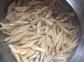 开水中焯烫3分钟。