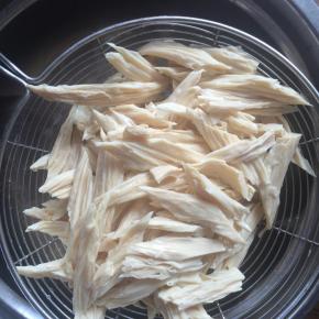 焯熟的腐竹捞出沥干水分。