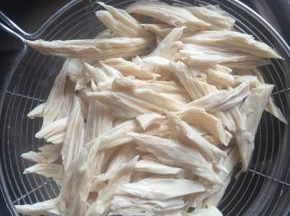 焯熟的腐竹捞出沥干水分。