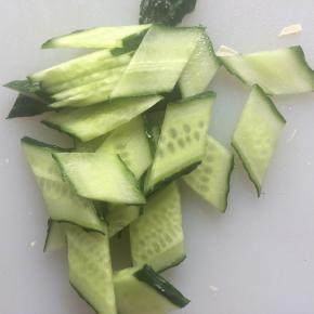 黄瓜切薄片。