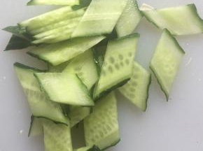 黄瓜切薄片。
