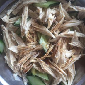 加入盐、香油、蚝油、醋、味极鲜酱油，搅拌均匀即可。