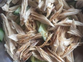 加入盐、香油、蚝油、醋、味极鲜酱油，搅拌均匀即可。