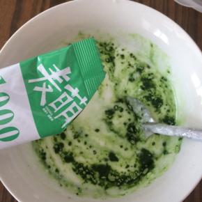 取100g的原味酸奶，加入青汁粉，搅拌均匀，制成青汁酸奶。