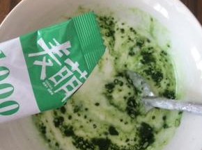 取100g的原味酸奶，加入青汁粉，搅拌均匀，制成青汁酸奶。