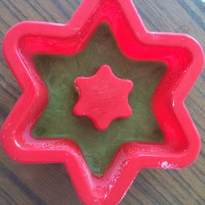 硅胶模具中，先倒入一半的青汁酸奶，入冰箱冷冻1小时。