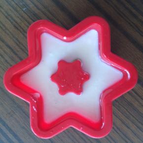 取出冷冻好的冰激凌，再倒入原味酸奶，入冰箱再冷冻1小时。