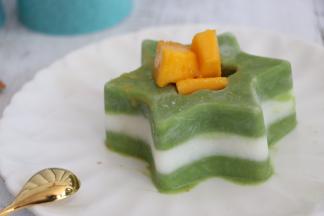 装饰上喜欢的水果，一份美味的水果冰激凌就做好了，炎炎夏日，我们需要一丝凉爽，需要一份小清新，让这个夏天不再炎热。