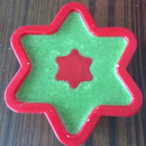 最后再加入剩下的青汁酸奶，冷冻成冰激凌即可。