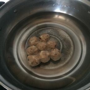 锅内放入适量水，放入肉丸煮开。