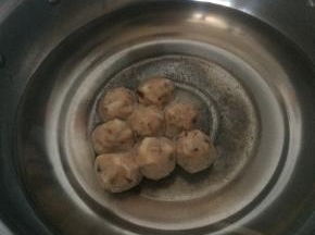 锅内放入适量水，放入肉丸煮开。