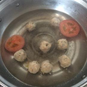 放入西红柿片一同煮。