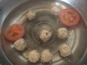 放入西红柿片一同煮。