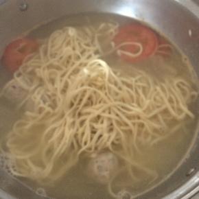 水开后，放入面条。