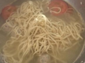 水开后，放入面条。