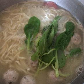 出锅前放入油菜，撒少许盐调味即可。