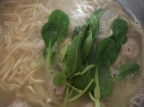 出锅前放入油菜，撒少许盐调味即可。