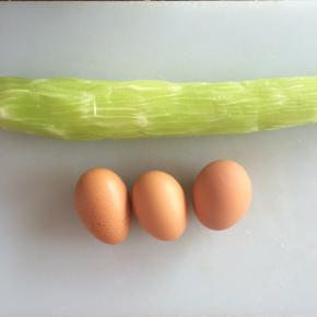 准备食材，莴笋去皮。