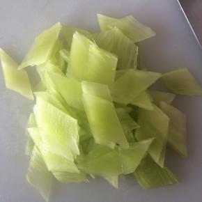 将莴笋切薄片。