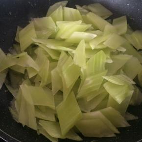 锅内留底油，放入莴笋片翻炒。