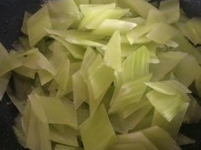 锅内留底油，放入莴笋片翻炒。