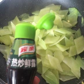 加入适量家乐热炒鲜露继续翻炒。