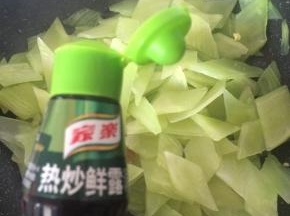 加入适量家乐热炒鲜露继续翻炒。