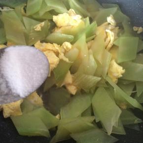 出锅前撒盐调味即可。