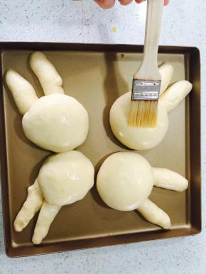 发酵好的面团刷上全蛋液，