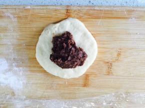 把大面团擀成圆饼形，包入巧克力卡仕达内馅，