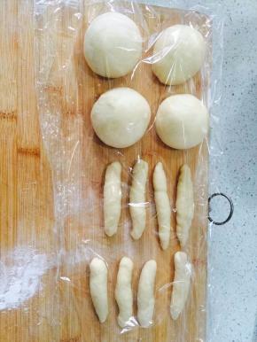 发酵完成的面团分割成4个大面团48克，8个小面团10克，揉圆松驰10分钟