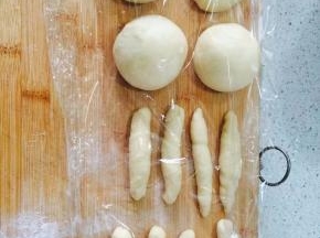 发酵完成的面团分割成4个大面团48克，8个小面团10克，揉圆松驰10分钟