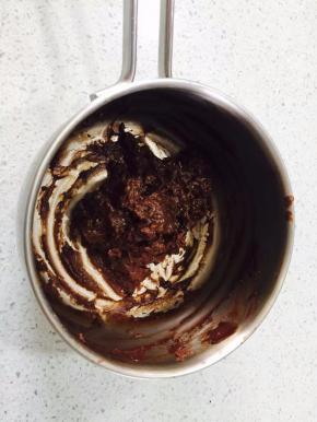 将材料a全部倒入奶锅内搅拌均匀，再小火煮成糊状，将材料b中的黑巧克力加.黄油隔水化成液态，趁热加入奶锅中搅抖均匀，盖上保鲜膜 放冰箱冷藏1小时