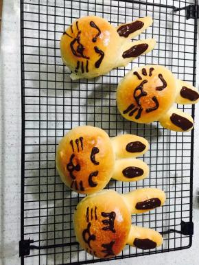 烤完，放置冷却后，在表面用化开的巧克力做出各种表情