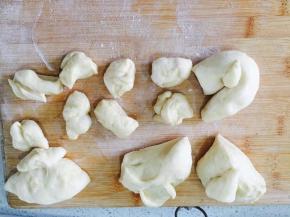 发酵完成的面团分割成4个大面团48克，8个小面团10克，揉圆松驰10分钟