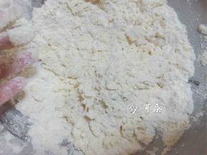 加入切小块的黄油，俩手对搓。