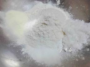 低粉，奶粉，盐，糖，小苏打，泡打粉加入盆中，拌匀……