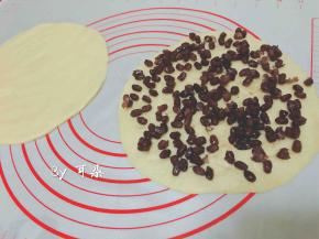 面团来回折几下
做成这样薄厚度两个原片
其中一片上撒满蜜红豆 我用的京日的