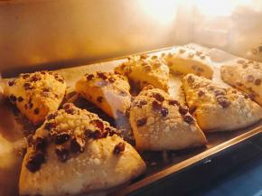 烤箱上下火175度预热10分钟后
烤制25分钟 
看颜色变化 我烤箱温度高
所以最后5分钟调低到150度了

