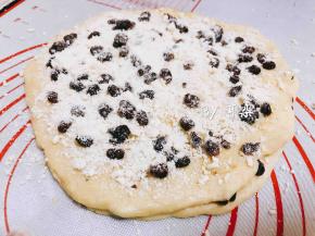 表面刷一层蛋液
撒满蜜红豆 
撒奶酥粒 就是刚才留好的那一些酥粒