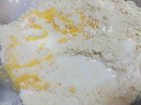 留好酥粒之后
剩下那些加入鸡蛋液和牛奶

留一点蛋液刷表面用