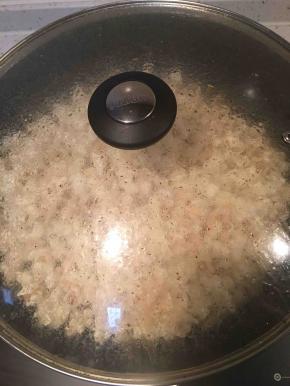 盖上锅盖，先中火让玉米粒有爆开的，然后转小火继续爆，中间时不时晃动一下锅子，使受热均匀