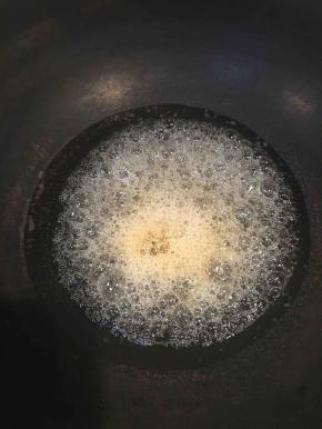 现在制作焦糖：100克水和60克白砂糖加入锅中，小火，不要搅拌。慢慢就会出来气泡