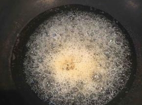 现在制作焦糖：100克水和60克白砂糖加入锅中，小火，不要搅拌。慢慢就会出来气泡