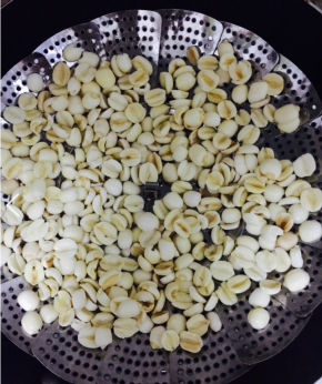 干莲子浸泡隔夜（或者浸泡5小时），祛除莲芯，上锅蒸1小时。