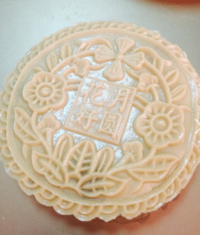 包好馅的面团稍微按压至扁一点，这样好压膜，我选用的是500克模具，烤箱提前预热190度