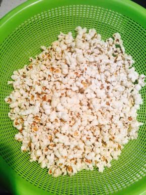 全部爆开后关火，倒在可以透气的容器里晾凉