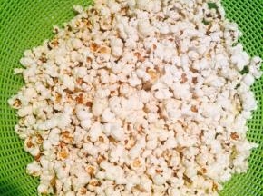 全部爆开后关火，倒在可以透气的容器里晾凉