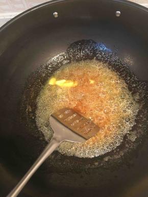 加入40克黄油搅拌化开